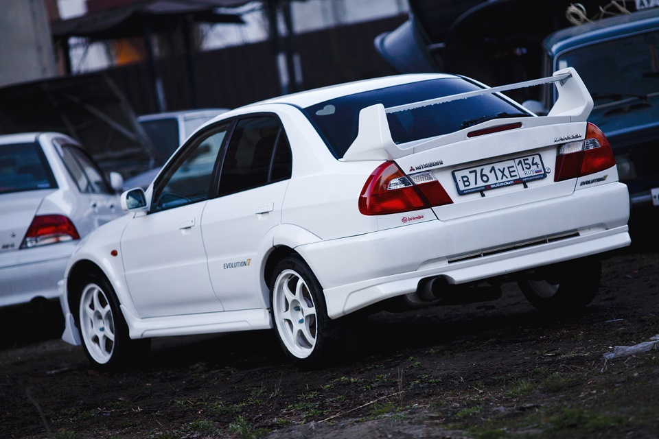 Evolution 5. Lancer Evolution 5 White. Mitsubishi Lancer 5 белый. Лансер Эволюшн 6 GSR белый. Белая Митсубиси Лансер 5.