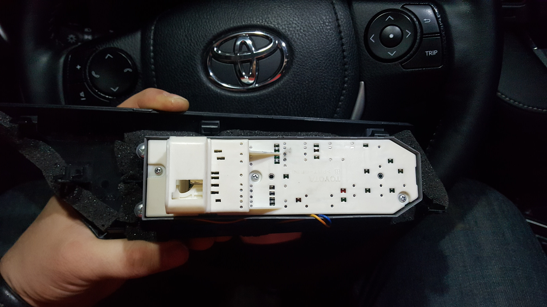 Накладка стеклоподъемника на заднюю дверь рав 4 2018. Блок стеклоподъемников рав 4. Рав4 2002 кнопки стеклоподъемника. Черно белый провод тойота. Панель управления стеклоподъемниками рав 4.