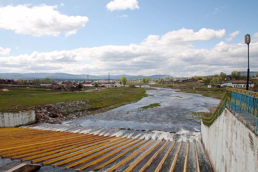 Зависимость давления от высоты столба жидкости. Какое давление должно быть в водопроводе. Зависимость давления от высоты водяного столба. Ребус м/у. Гидростатическое давление в фонтане.