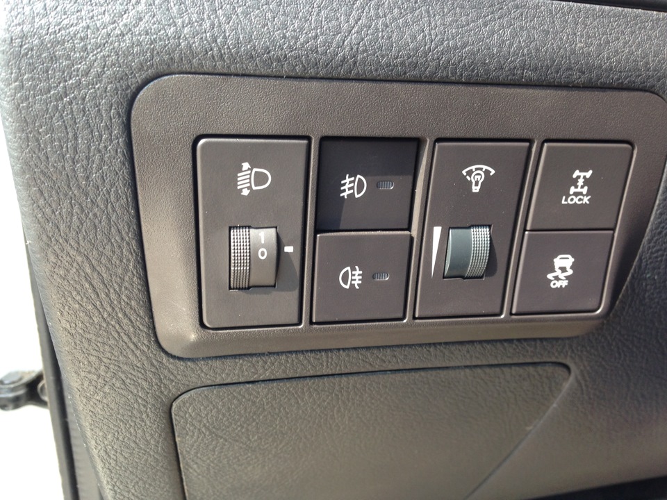 Рав 4 кнопку. Разъем кнопки корректора фар Санта Фе 2. Hyundai Santa Fe полный привод кнопка.