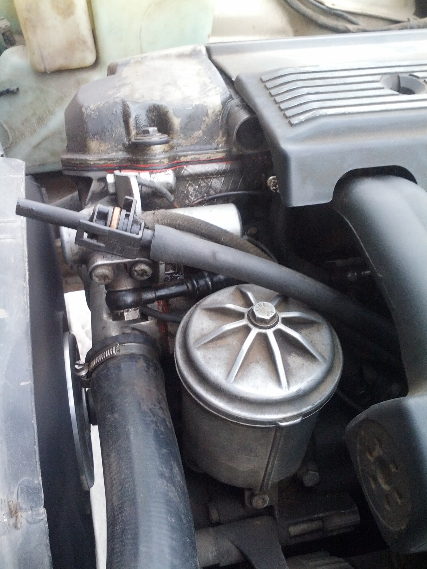 вытекает масло из щупа. выдавило масло из щупа. масло в воздушном фильтре гольф 4 1. давит масло из щупа. выдавило масло через щуп приора.