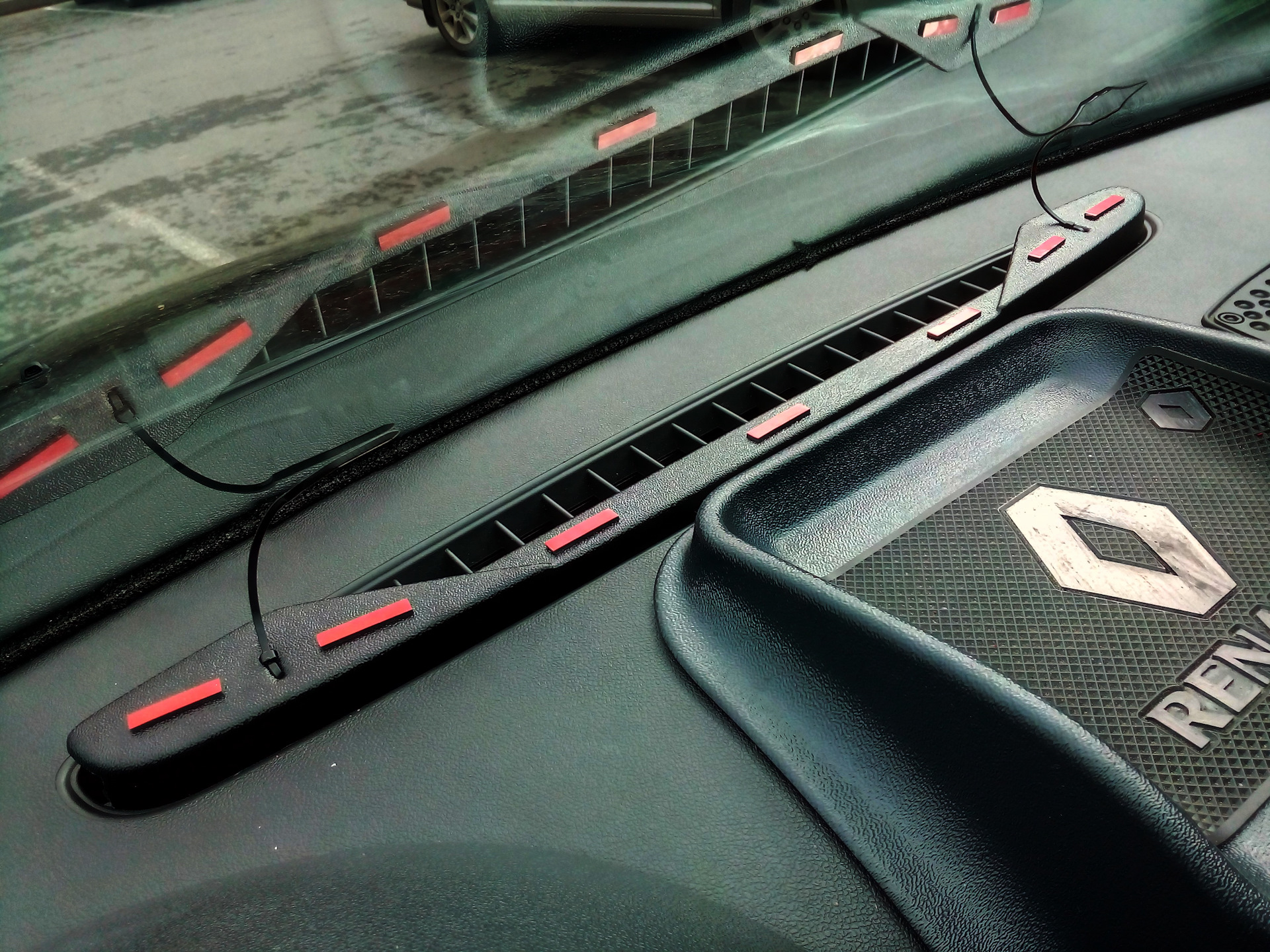 Обогрев лобового стекла дастер. Дефлектор обдува лобового стекла Renault Sandero 1. Дефлектор обдува лобового стекла Рено Дастер 2018.