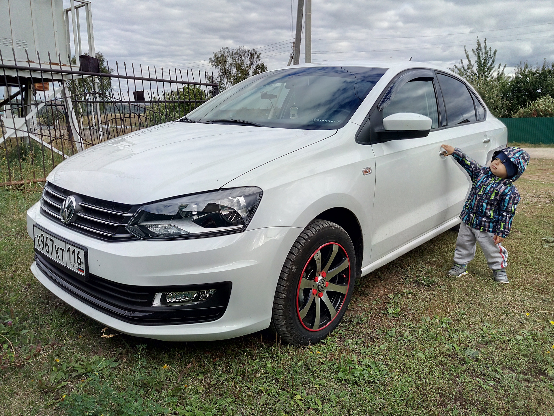 Диски на фольксваген поло. Фольксваген поло 21. Volkswagen Polo 2021 на 17 дисках. Диски на Фольксваген поло 2021. Диски Фольксваген поло седан 2016.