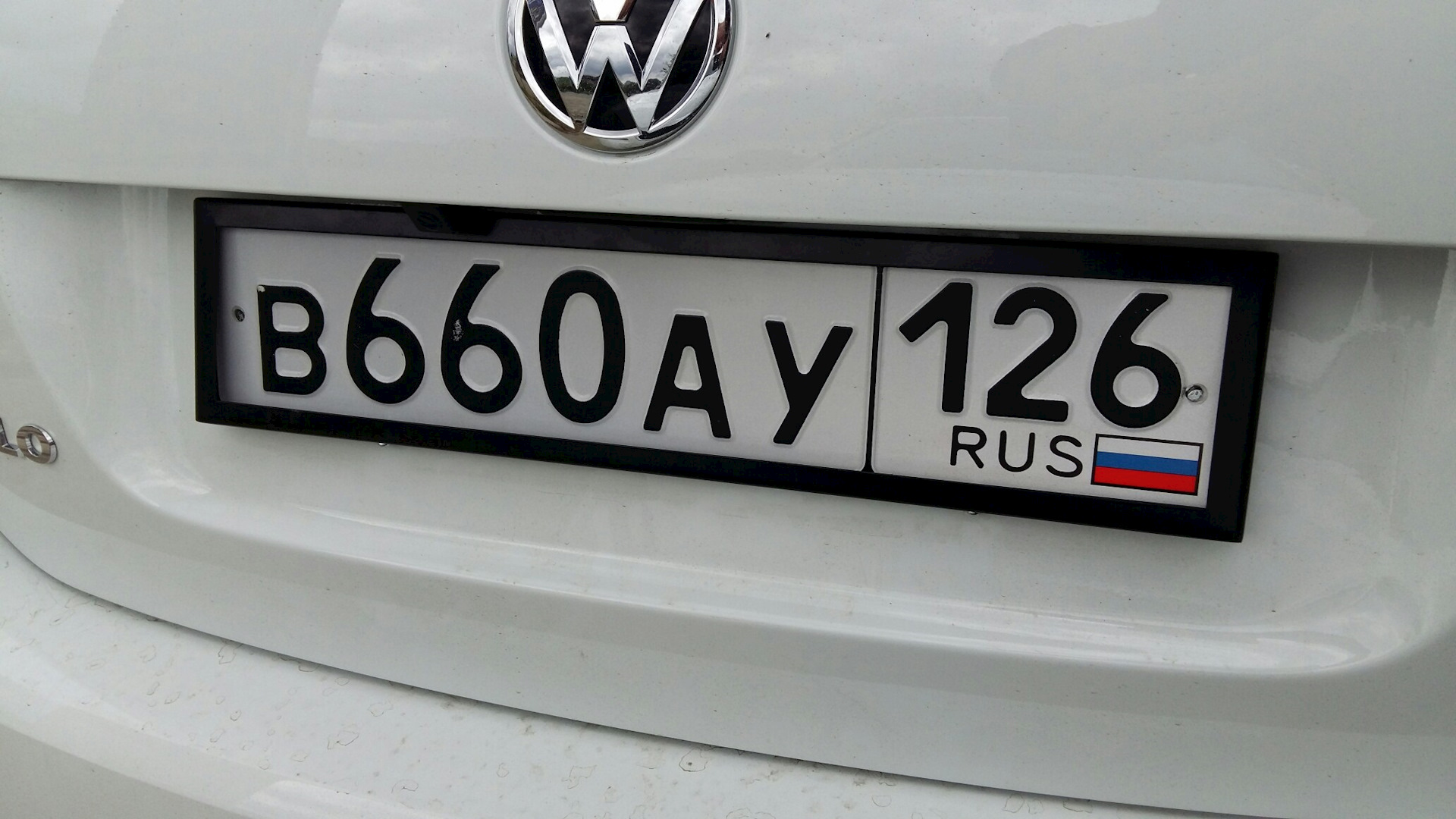 Номер пола. Фольксваген поло широкие номерные рамки. VW Polo рамка номерного знака.