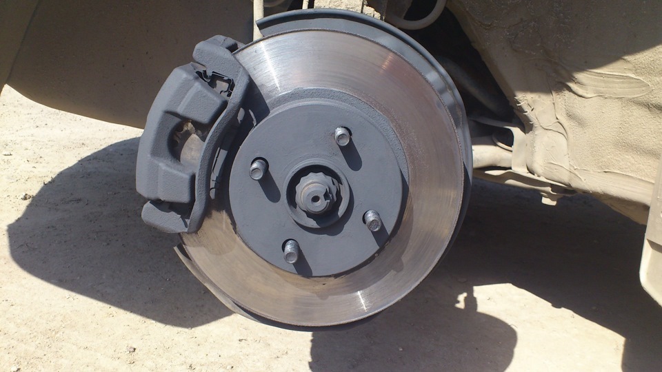 Колодки не полностью прилегают к тормозному диску. Колодки зажали тормозной диск. Колодки зажали тормозной диск. Колодки зажали тормозной диск. Колодки зажали тормозной диск.