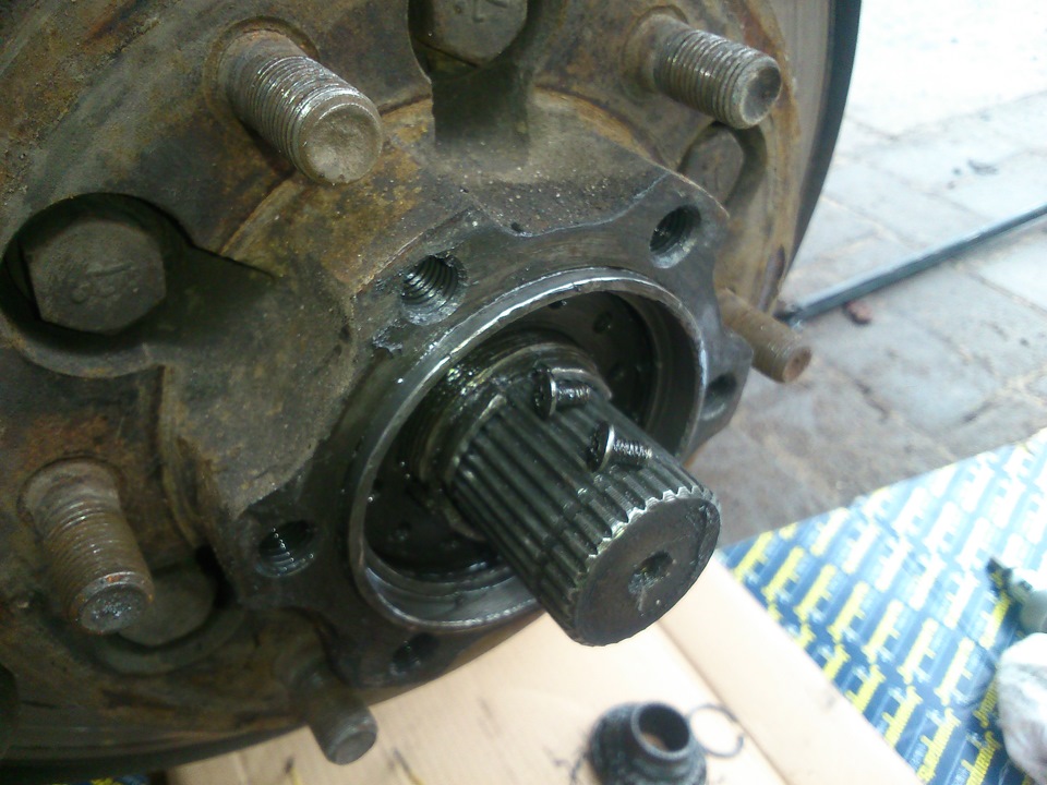 Выкручиваем два винта стопорной шайбы — Nissan Patrol GR I (Y60)