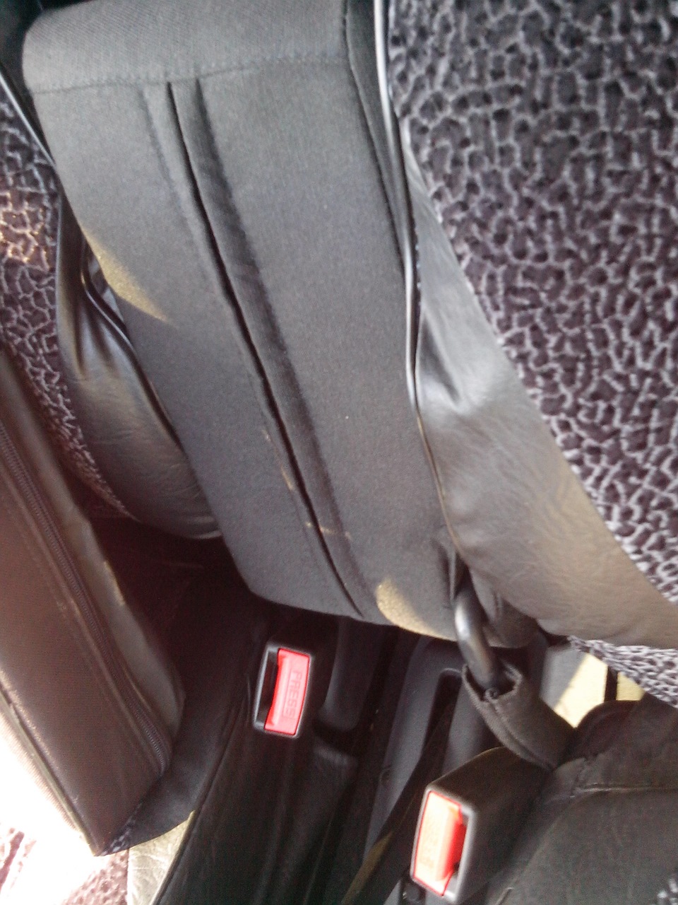 Штатный подлокотник или китайская пластмасса. — Lada Гранта (1G), 1,6 л ...