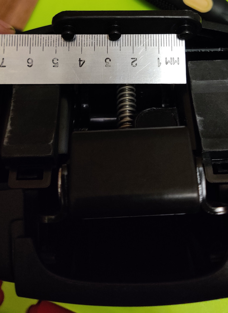 А вот четвертая лапа как специально чтоб не ставили куда попало там на свои вольцвагены, имеет на прижимной пластине 3 штыря. Даже если средний выбить крыйние все равно не попадают т.к. межосевое 45 мм. — Volkswagen Tiguan (1G)