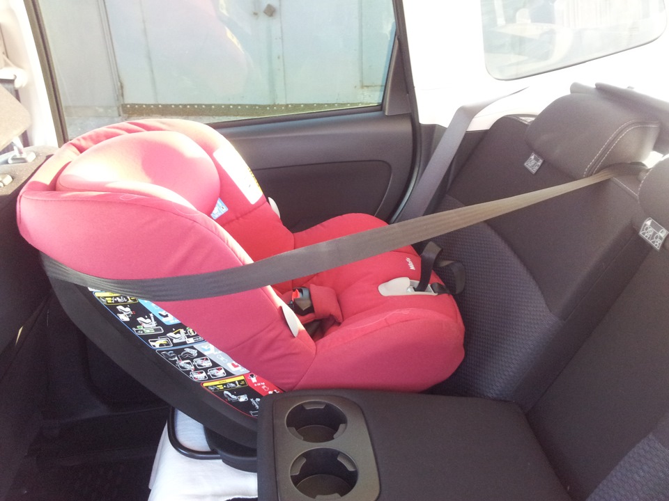 Люлька на переднем сиденье. Изофикс в Субару Форестер. Subaru Forester 2010 Isofix. Автолюлька для новорожденных 0+ с изофикс. Детское кресло 0+ Maxi cosi крепление в машине.