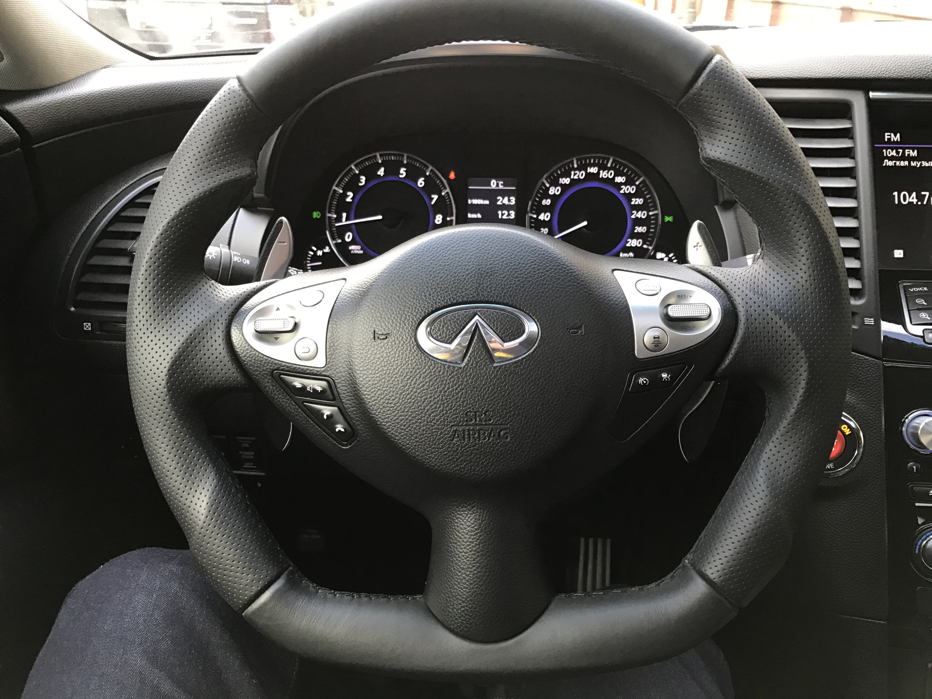 Руль плохо. Руль Infiniti fx37. Анатомический руль Infiniti fx35. Руль Инфинити fx50 анатомический. Руль Инфинити ФХ 37.