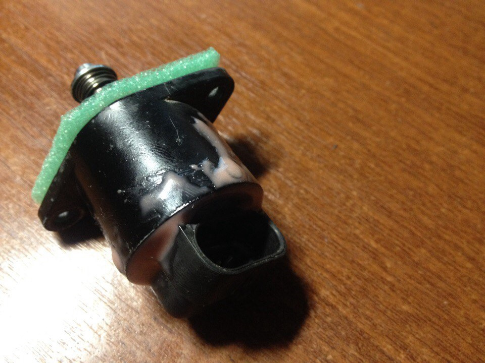 Подсос ваз 2114. Подсос рхх. Датчик расхода холостого хода. Регулятор холостого хода z18xer. Подсос воздуха через рхх на к4м.