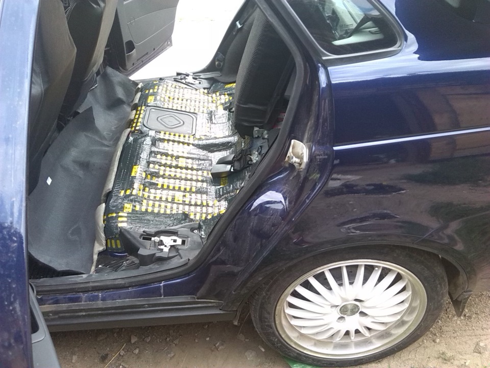 Начал клеить шумку) — Lada Приора седан, 1,6 л, 2013 года | своими ...