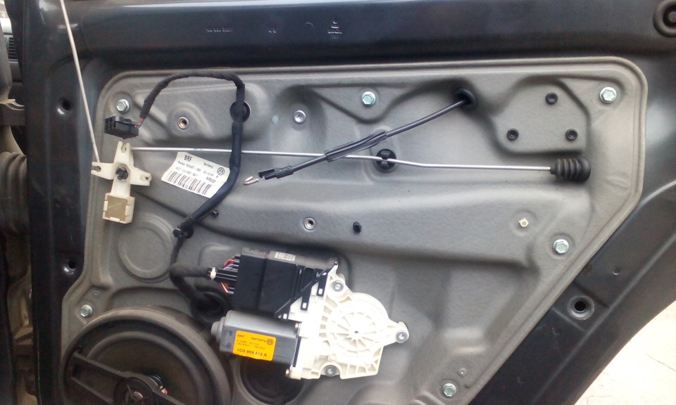 Дребезжание в задней правой колонке — Volkswagen Golf Mk4, 1,4 л, 2002 ...