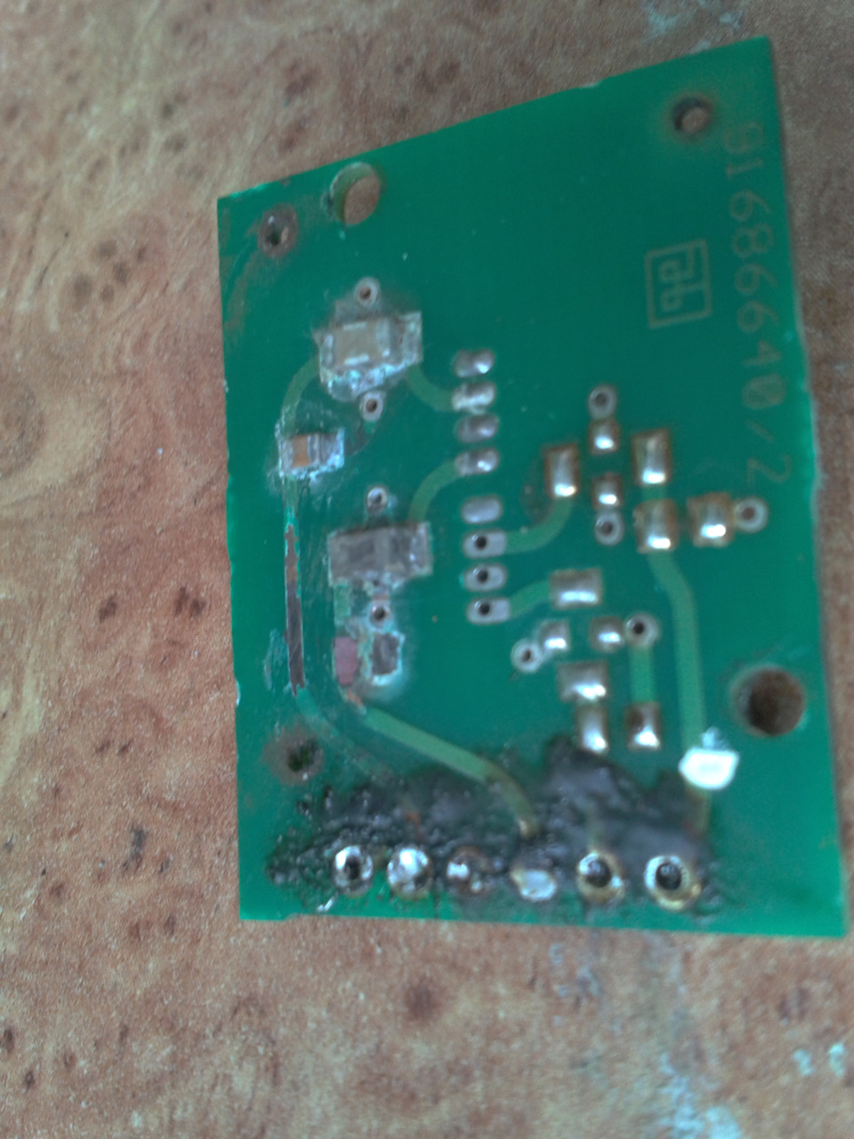 Плата востановления не подлежит, попадающая влага испортила дорожки и сопротивления…( — Opel Vectra B