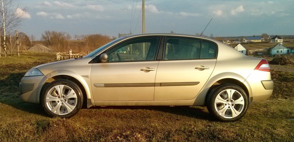 Меган колеса. Renault Megane 2 17 дюймов. Рено Меган 2 16 радиус. Рено Меган 2 от. Меган 2 седан 215/45 r17.