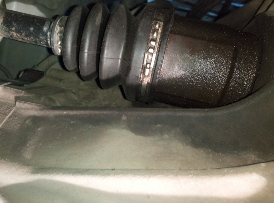 потеет сальник — Honda Civic 4D (8G), 1,8 л, 2008 года | визит на ...