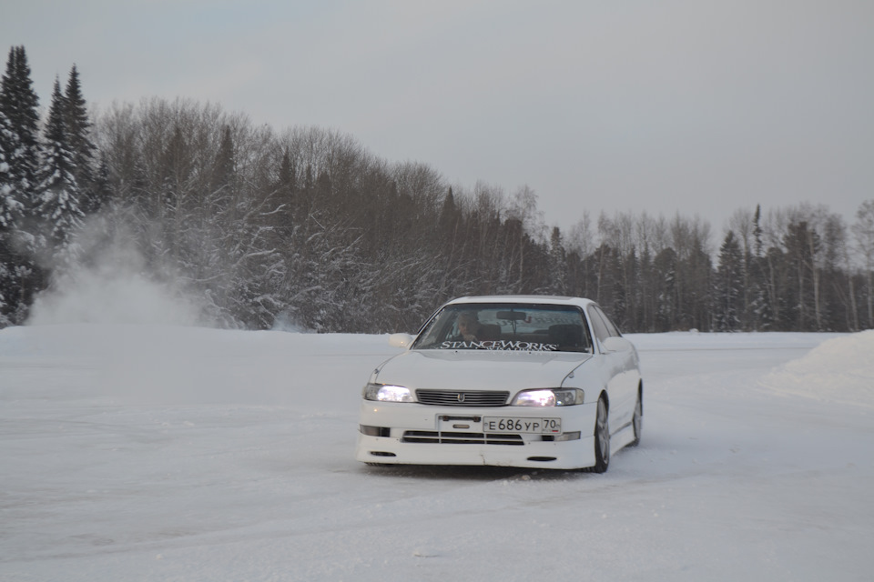 Трасса, лес и белоснежный Марк2 =) - Toyota Mark II (90), 3 л, 1994 года фотогра
