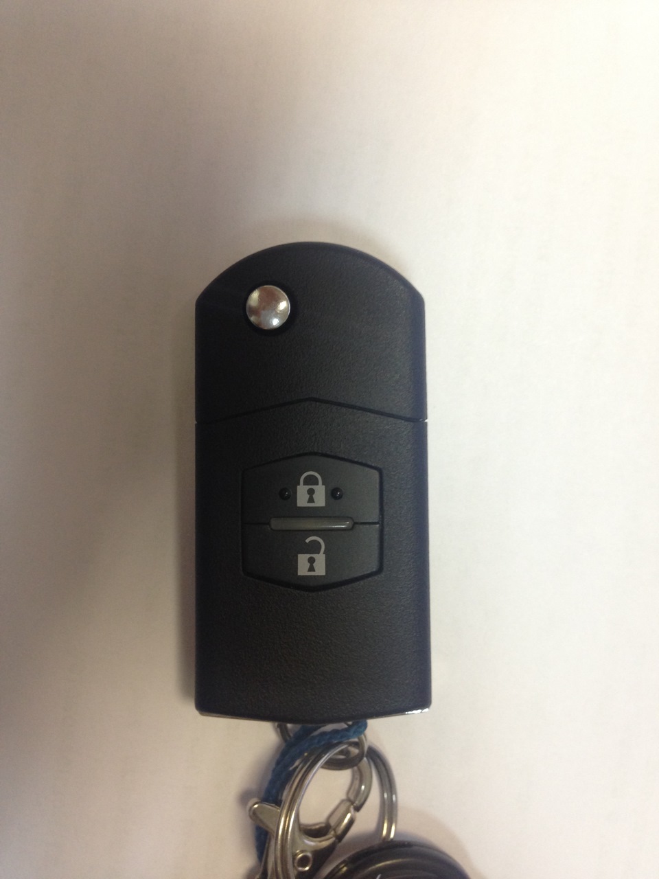 Ключи мазда 3 бк. Батарейка в ключ Мазда 3. Ключи сигнализация Мазда 3. Mazda 3 BK батарейка ключа. Батарейка в ключ Мазда 3 БК.