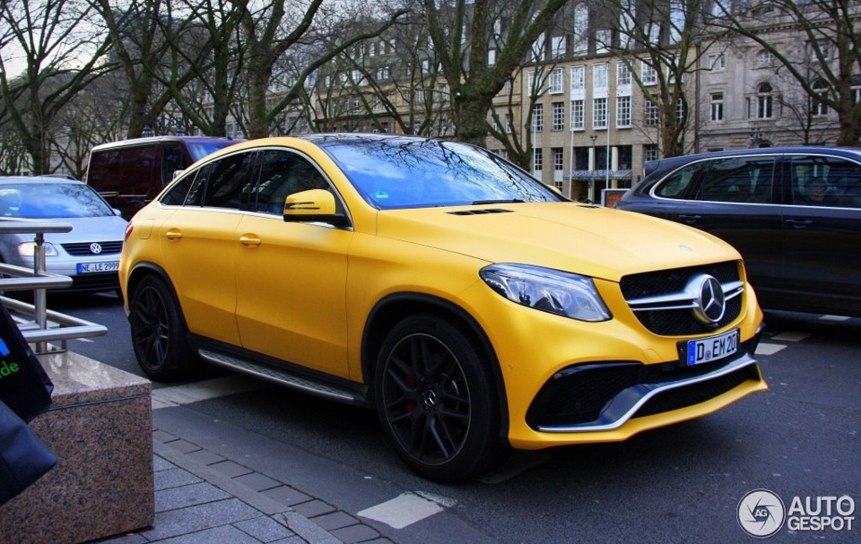 Mercedes Coupe AMG 63 Yellow