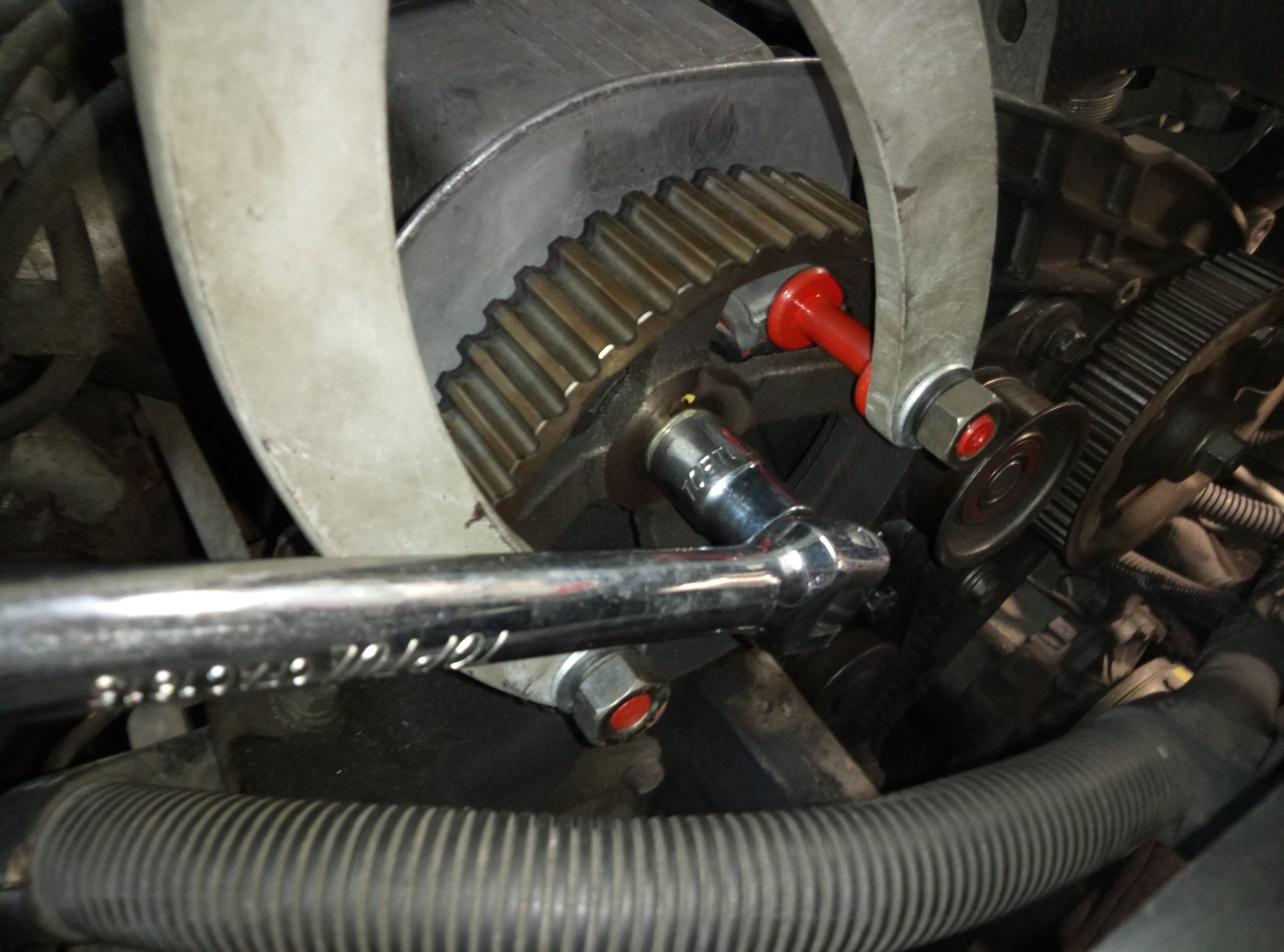 Паджеро спорт 2 замена ремня грм. Вильчатый держатель mb990767. Mb990767 держатель шкива. Шкив коленвала 4d56 съемник. Съемник ГРМ Паджеро спорт 2.