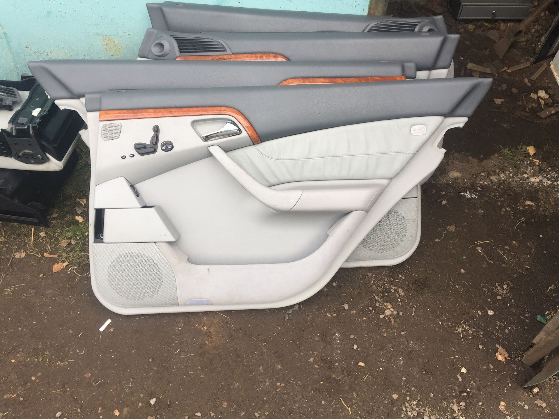 Крепёж обшивки дверей автомобиля мерседес мл 320. Обшивки дверей мерседес. Обшивка на мерседес 124. Обшивки мерседес мл 163. Мерседес 210 обшивка двери передняя.