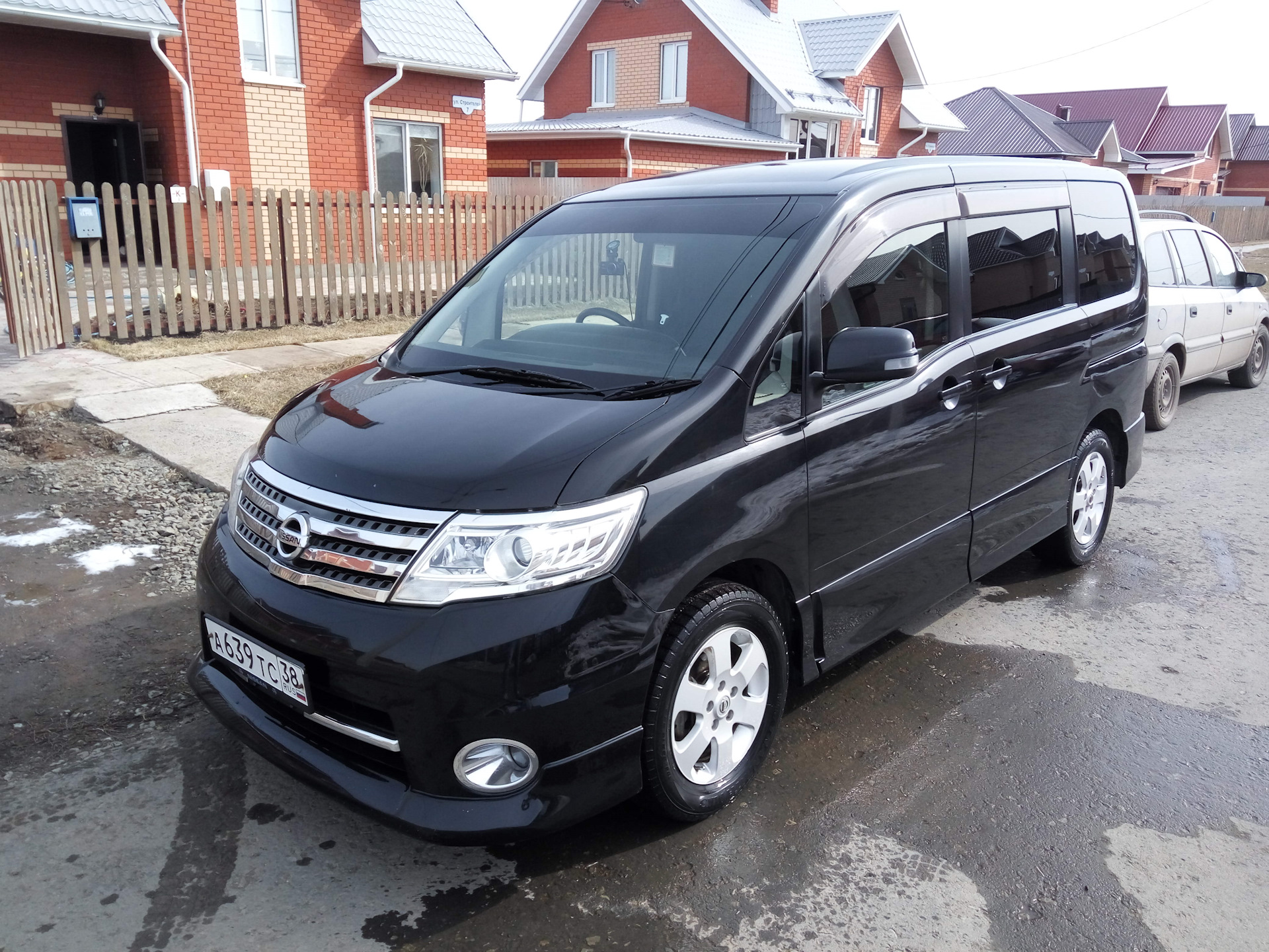 nissan serena 2010