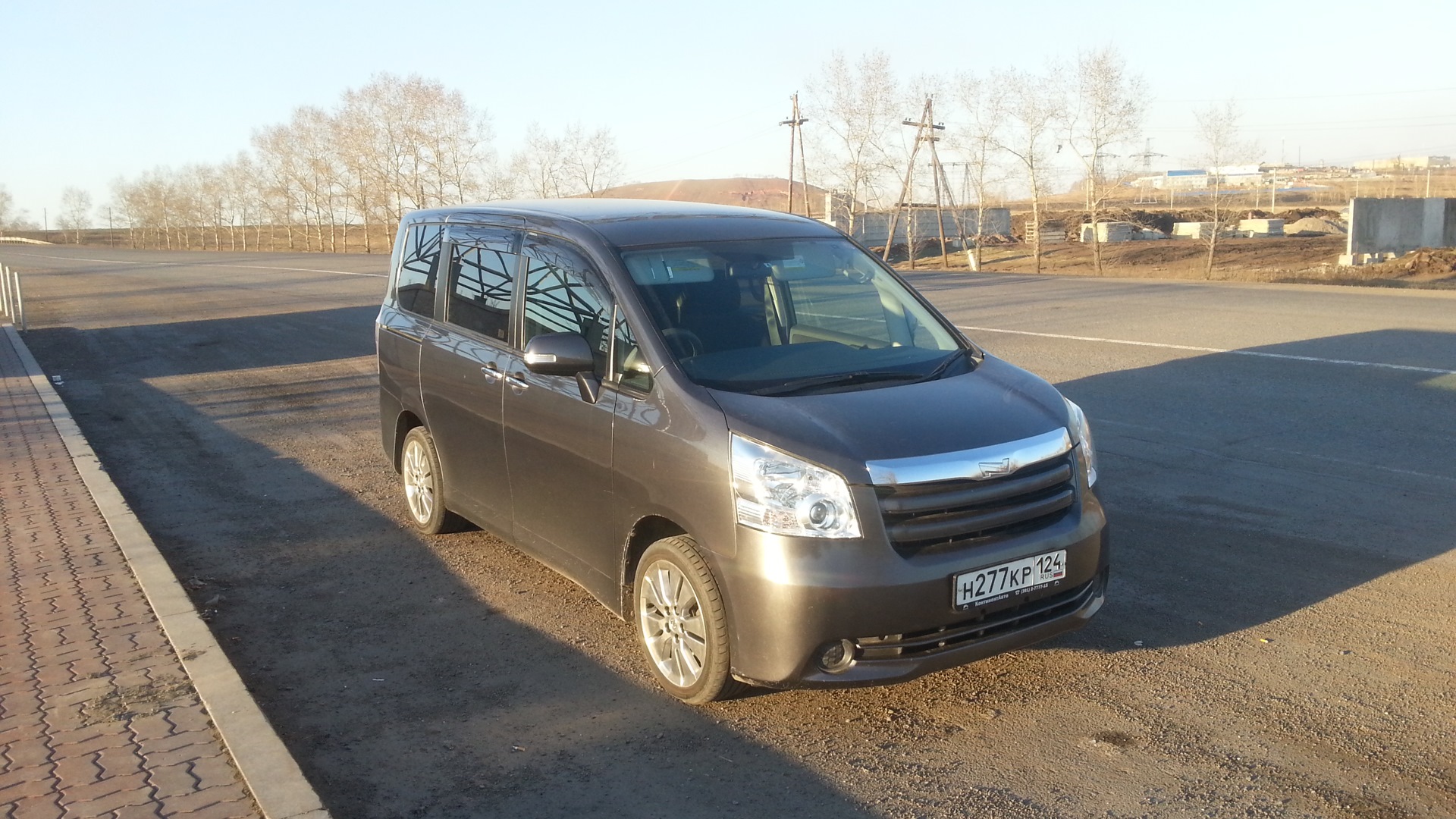 Toyota noah r70 белый фон. Тойота ноах x 7人. Тойота 85. Тойота ноах 2. Тойота ноах 2007 черный.