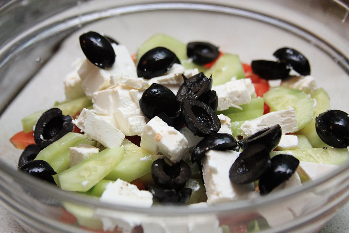Настоящий греческий. Греческий салат. Настоящий греческий салат. Салат греческий красивая подача. Бальзамик для греческого салата.