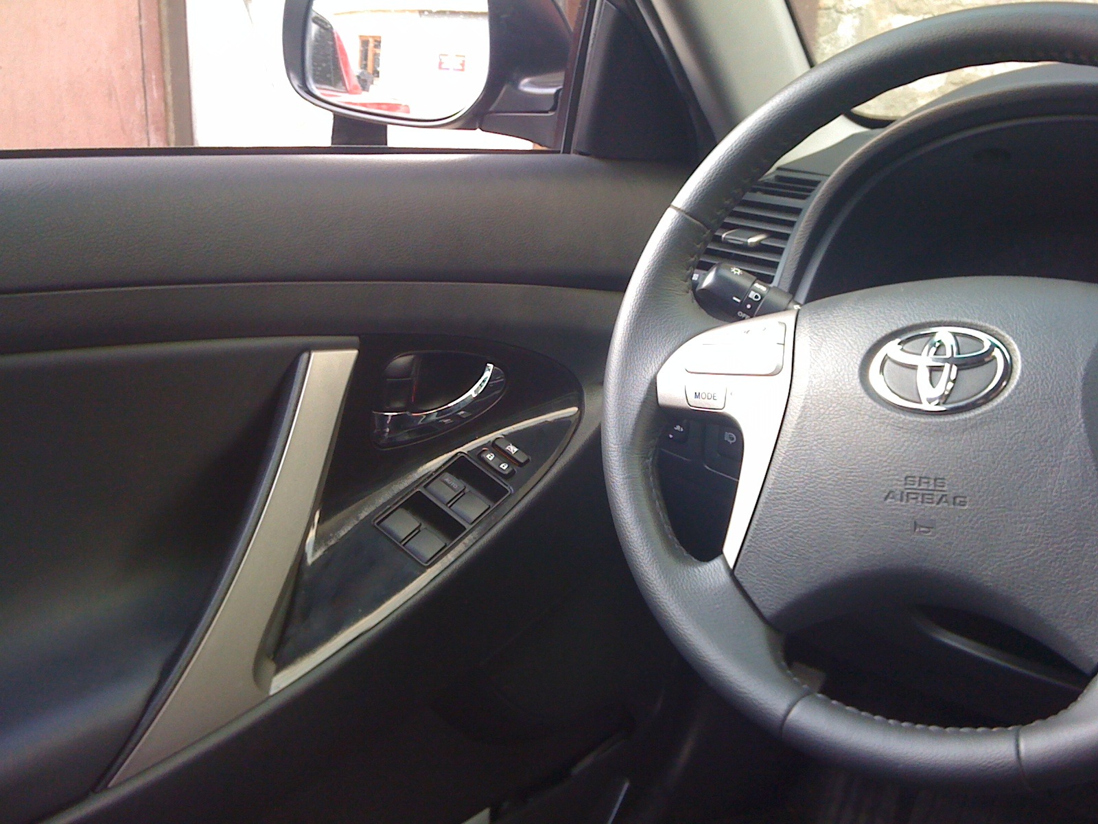 Got rid of the yellow horrible parody of wood - Toyota Camry 24L 2007