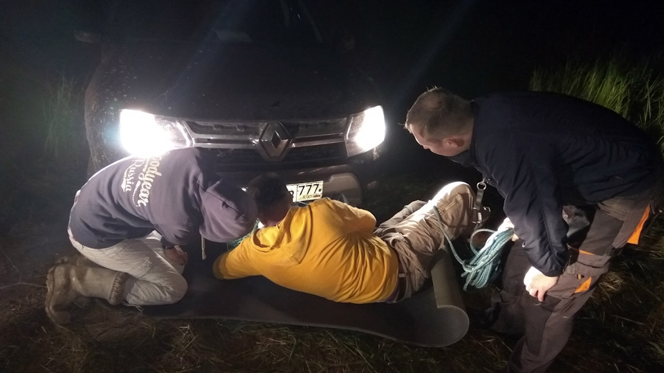 Алексей наматывает новый трос на лебёдку — Suzuki Jimny (1G)