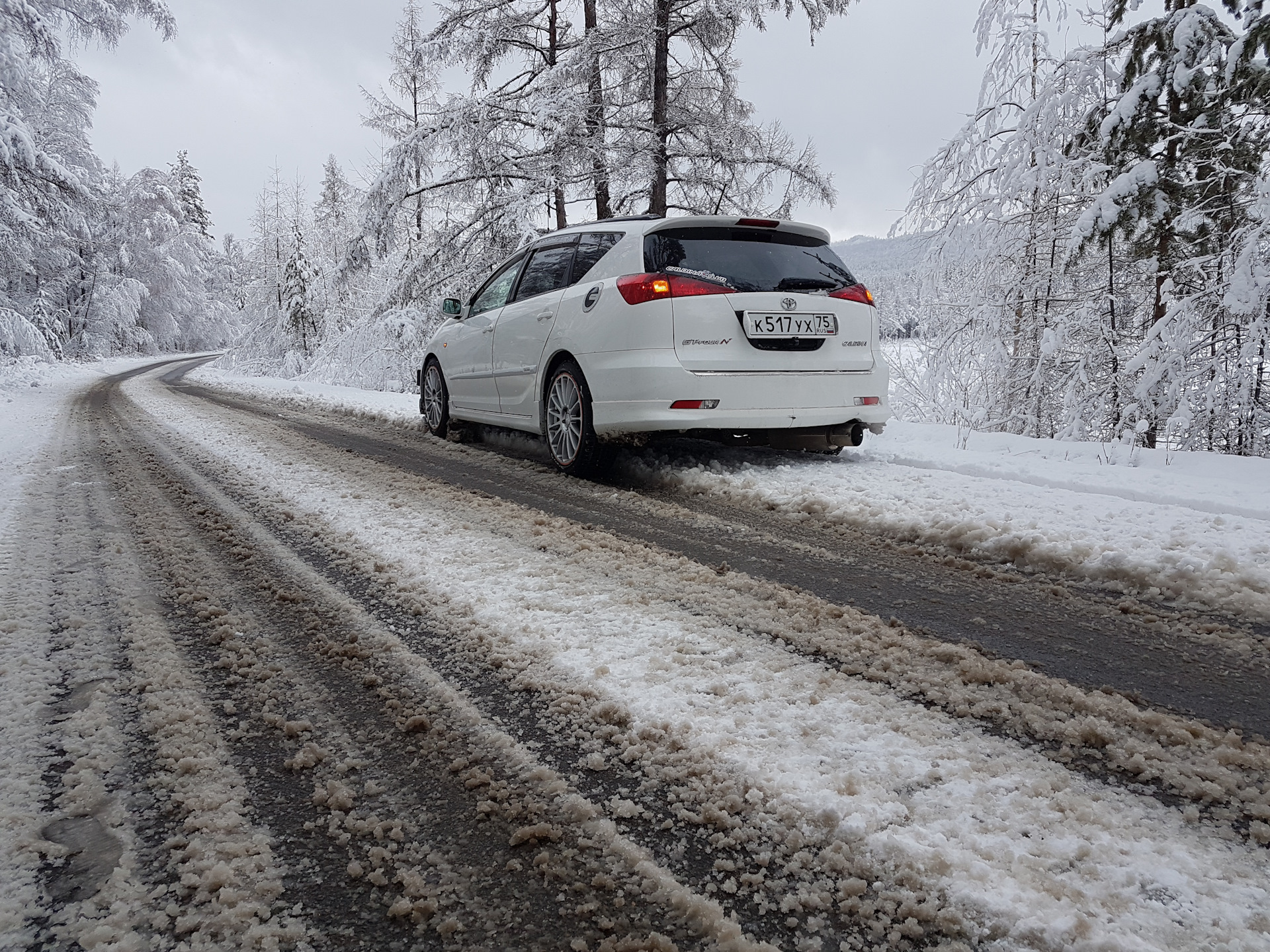 Тойота зима. Toyota зимой. Тойота в снегу. Машина Тойота зимой. Toyota зима дорога.