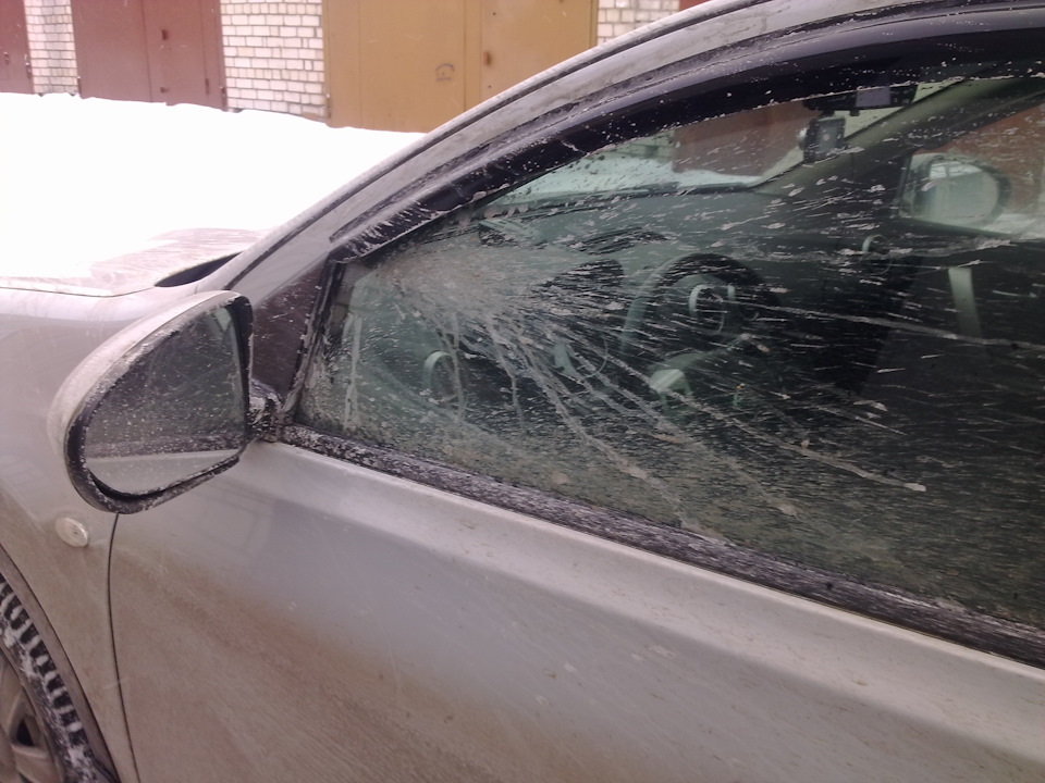 кровать из экокожи белая потрескалась. грязные белые кроссовки. битум на машине. грязные тканевые кроссовки. белый кожаный салон покрасился от джинс.