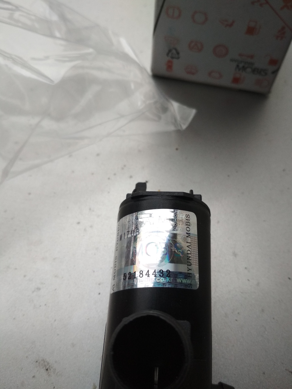 С наклейкой от Mobis — KIA Sportage (1G)