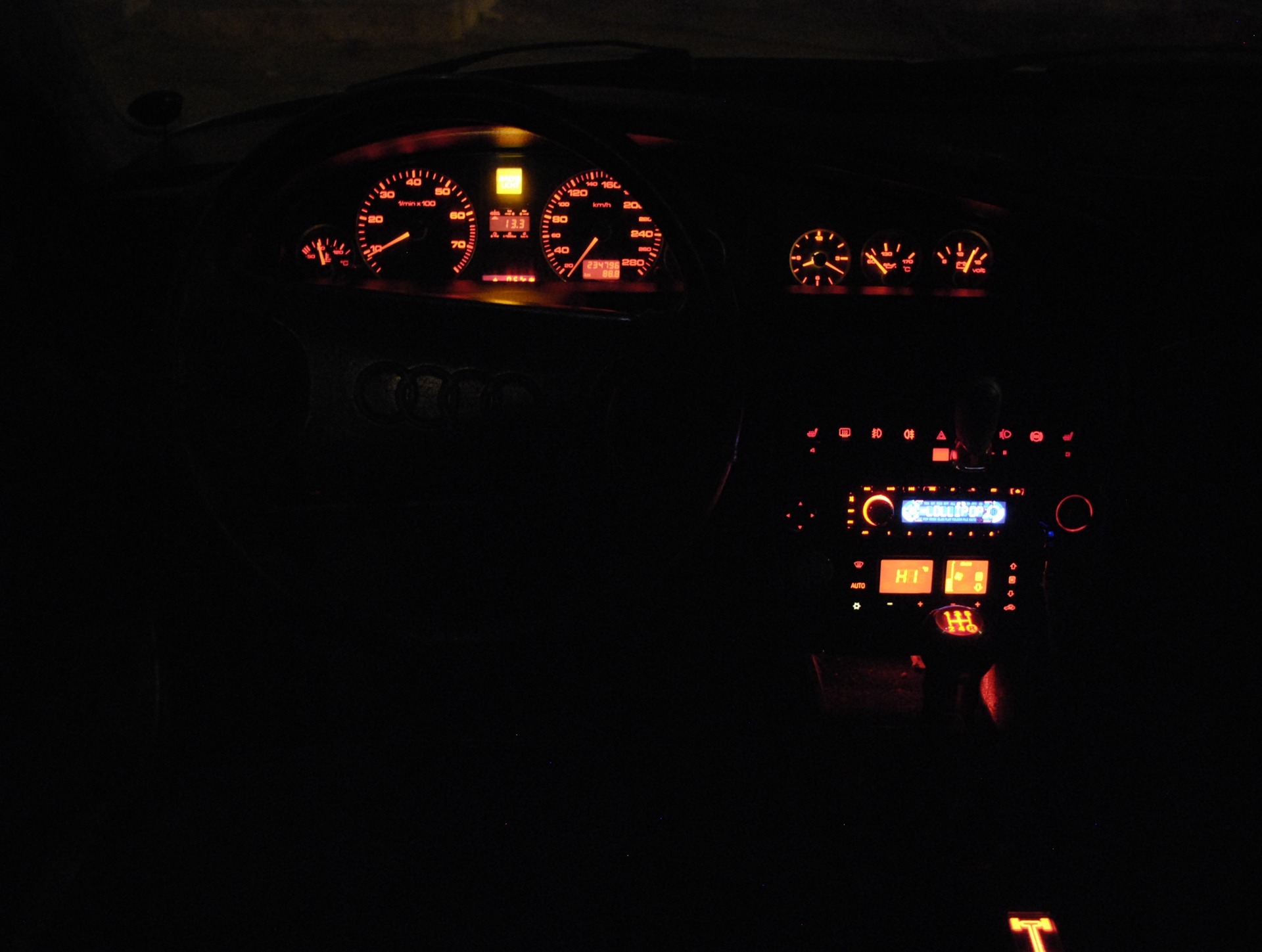 Фото в салоне машины ночью