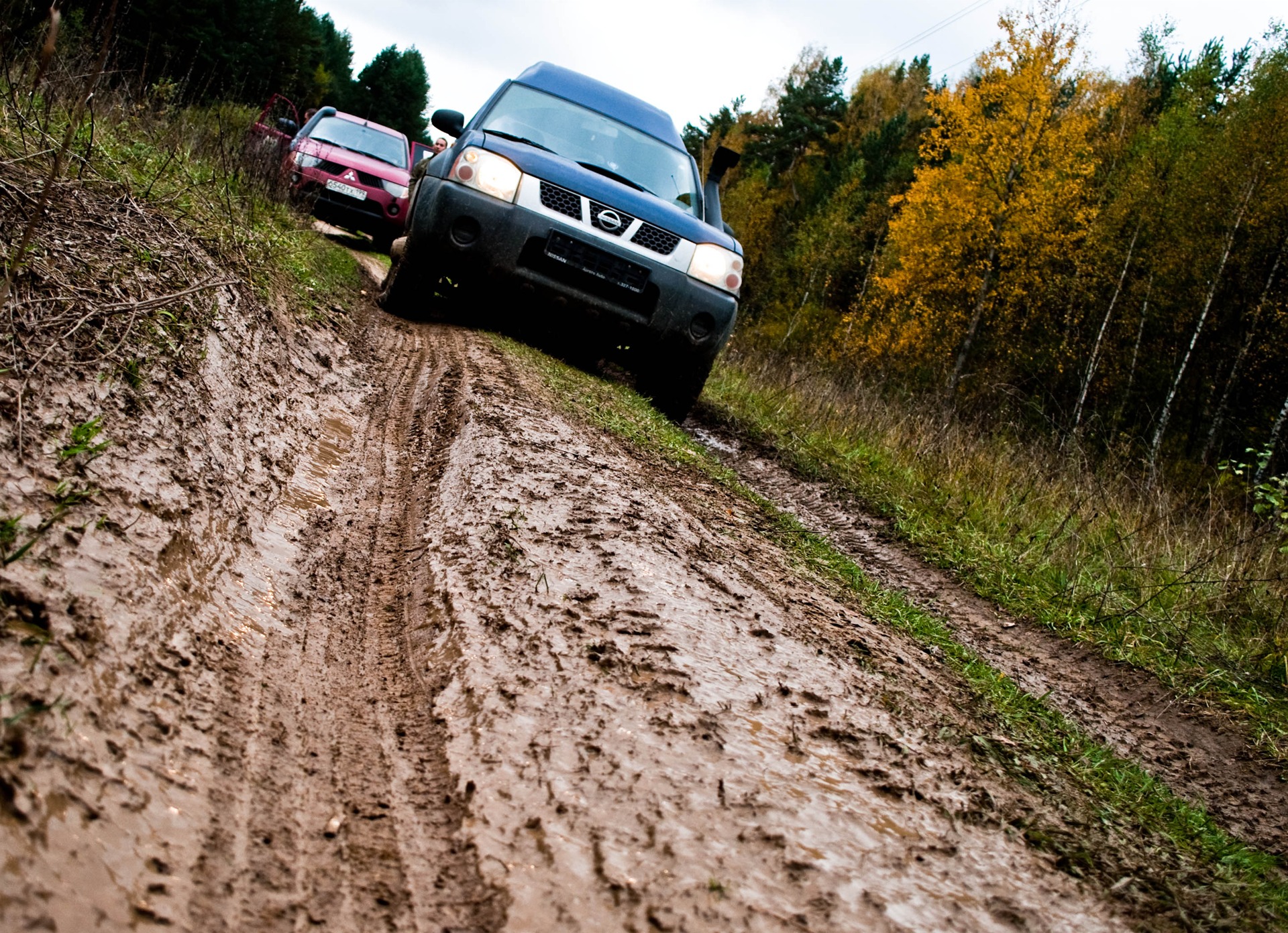 Внедорожная езда. Внедорожные покатушки. Ленд ровер дискавери экспириенс. Great wall 20160512 книга "школа внедорожного вождения". Jeep wrangler 4 в грязи.