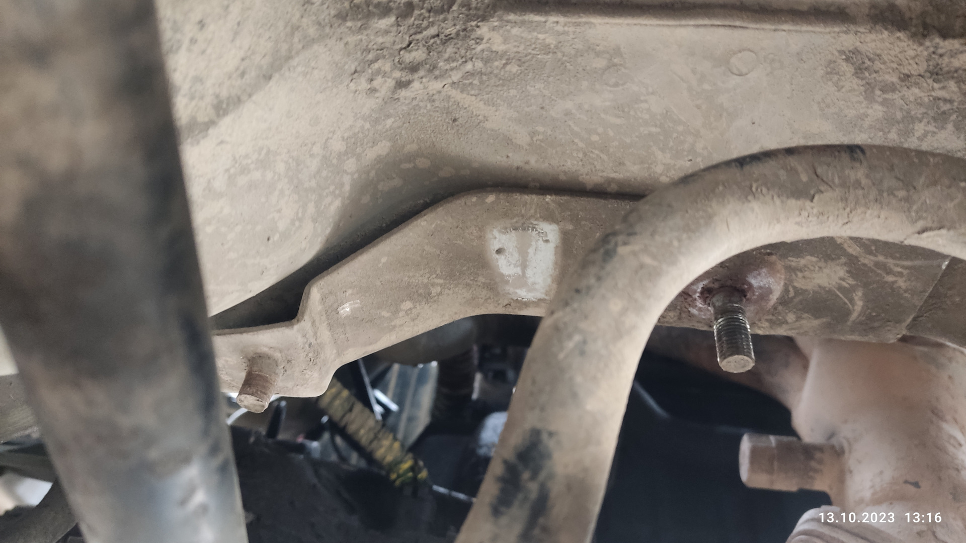 Обломилась шпилька задней опоры двигателя — Lada Калина седан, 1,6 л ...