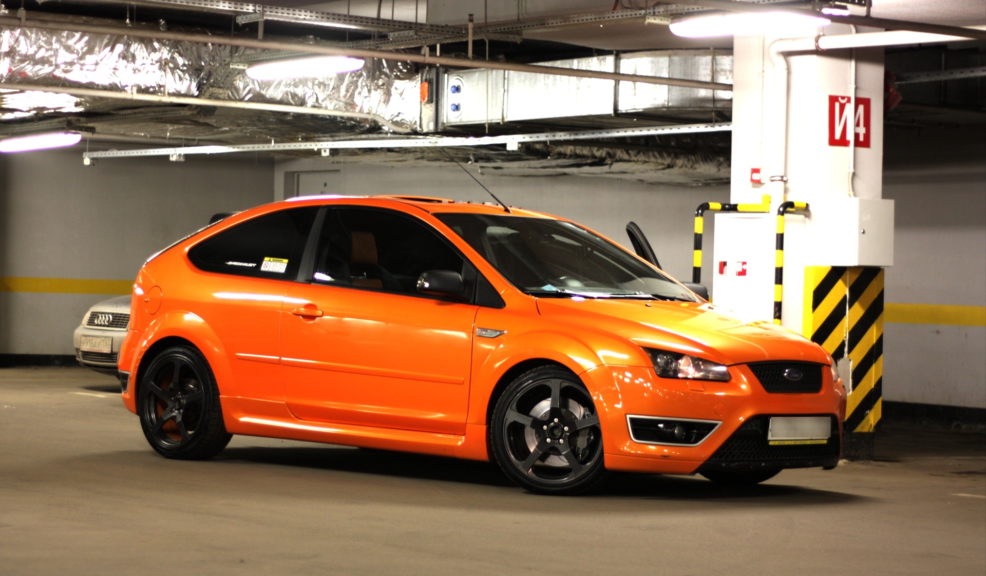 Focus 2 St. Хот хэтч. Оранжевый St на белых дисках. Ford Focus St ar parking.