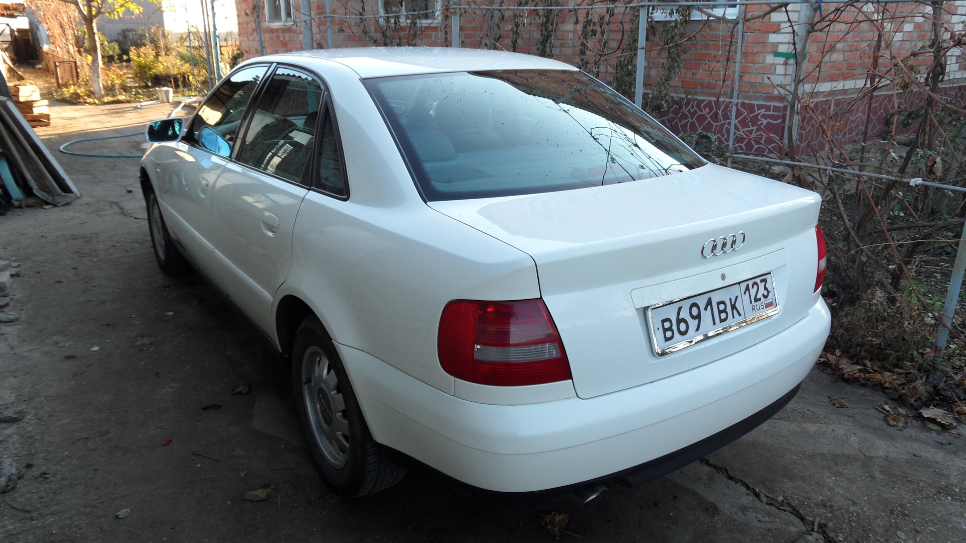 Audi A4 (B5) 1.6 бензиновый 2000 | Молочно-белый 1.6 на DRIVE2