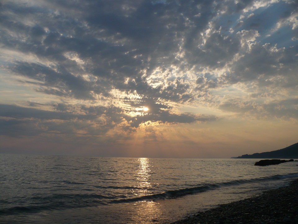 Небо 2 сочи. Рассвет в Лазаревском. Лазаревское море. Лазаревское море вечером. Море и небо два символа бесконечности.