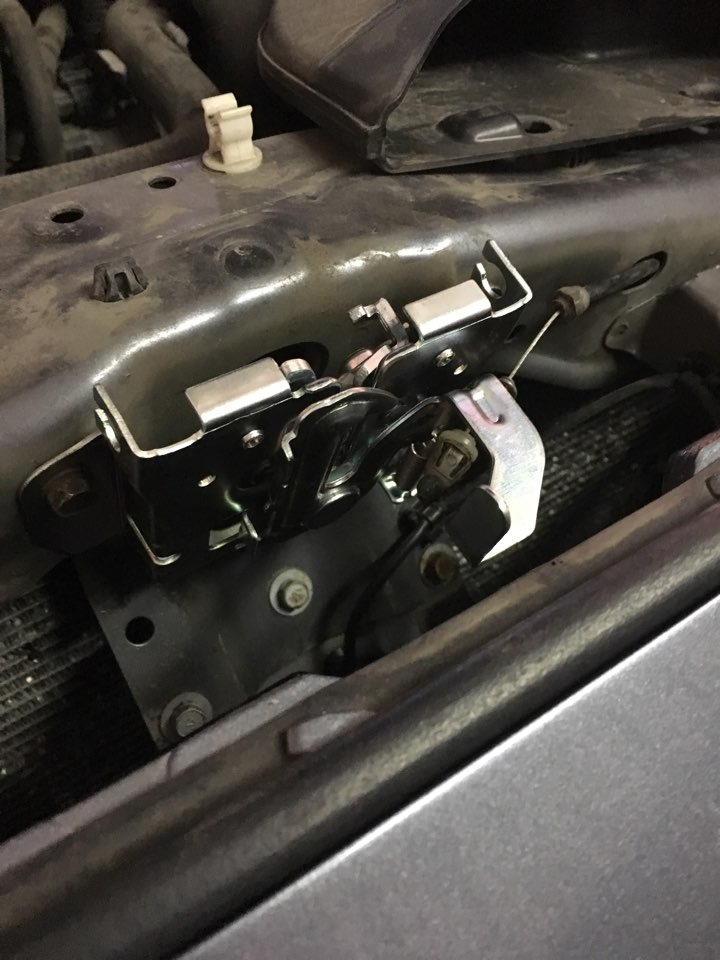 Как открыть капот лансер 10. Мицубиси лансер 10 под капотом. Как открыть капот лансер 10. Митсубиси лансер 10 открытый капот. Как открыть капот лансер 10.