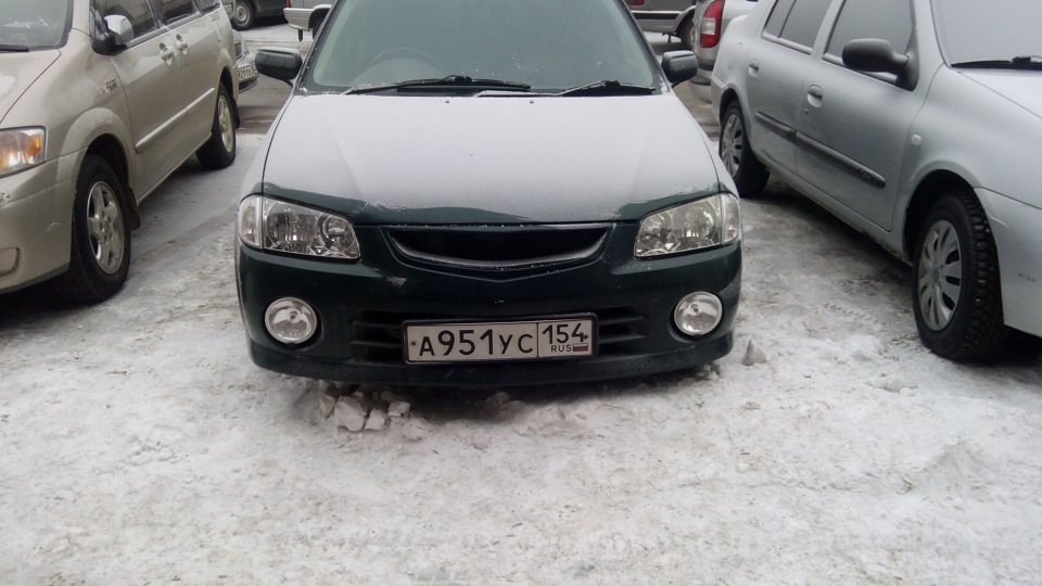 Одна фара желтоватая думаю отполируется =) Номер криво =/ — Mazda Familia (BJ)