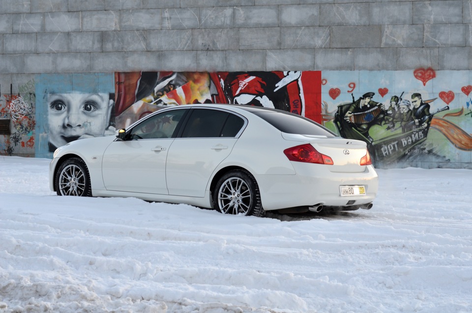 Седан зимой. Инфинити g35 спорт в сугробе. Infiniti g зимой. Инфинити зимой в Москве. Режим Snow Infiniti g25.