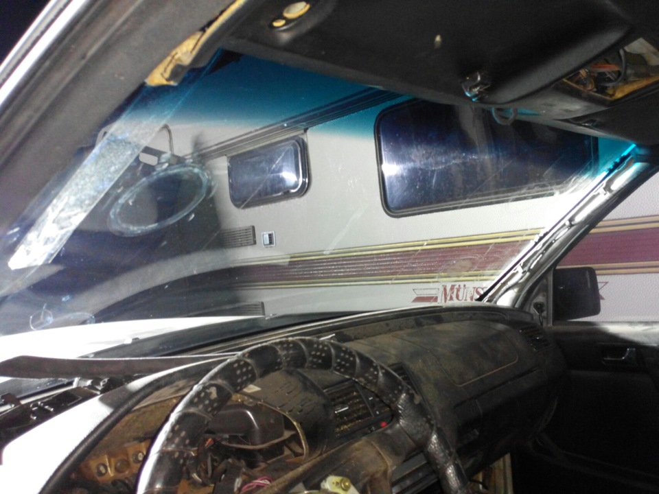 Лобовое стекло — Mercedes-Benz 190 (W201), 2,3 л., 1992 года | запчасти ...