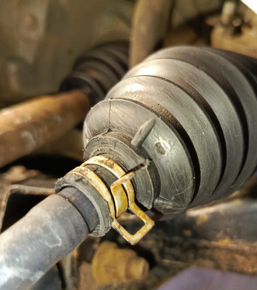 Сейчас на всех тягах делают посадочное место под пыльник. Результат по 2 дыры в каждом пыльнике!У оригинала нету таких посадочных мест! — Nissan Almera V (G11/15)