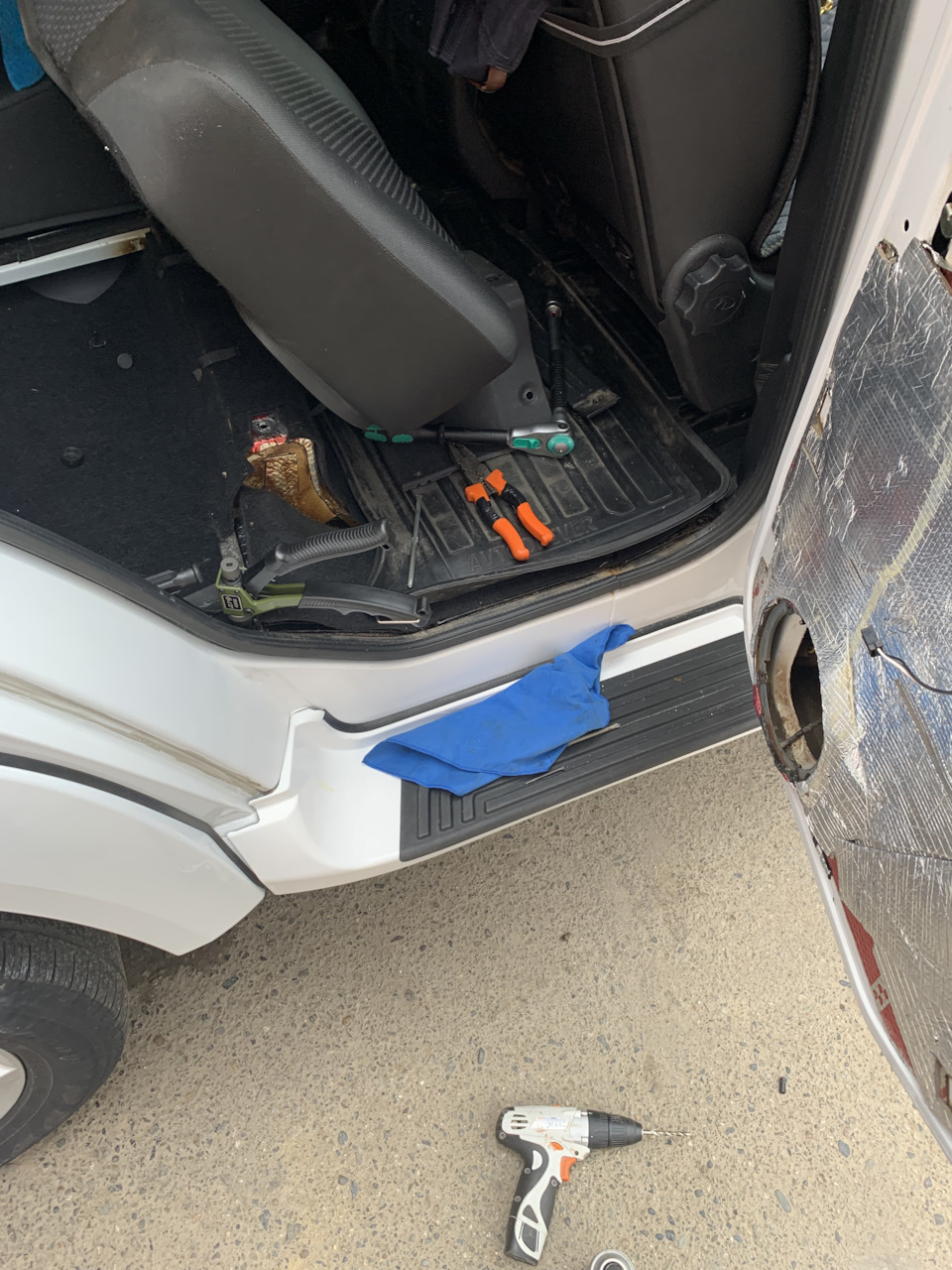 Крепеж как должно быть на заводе, вместо крепежа которым стоит ...