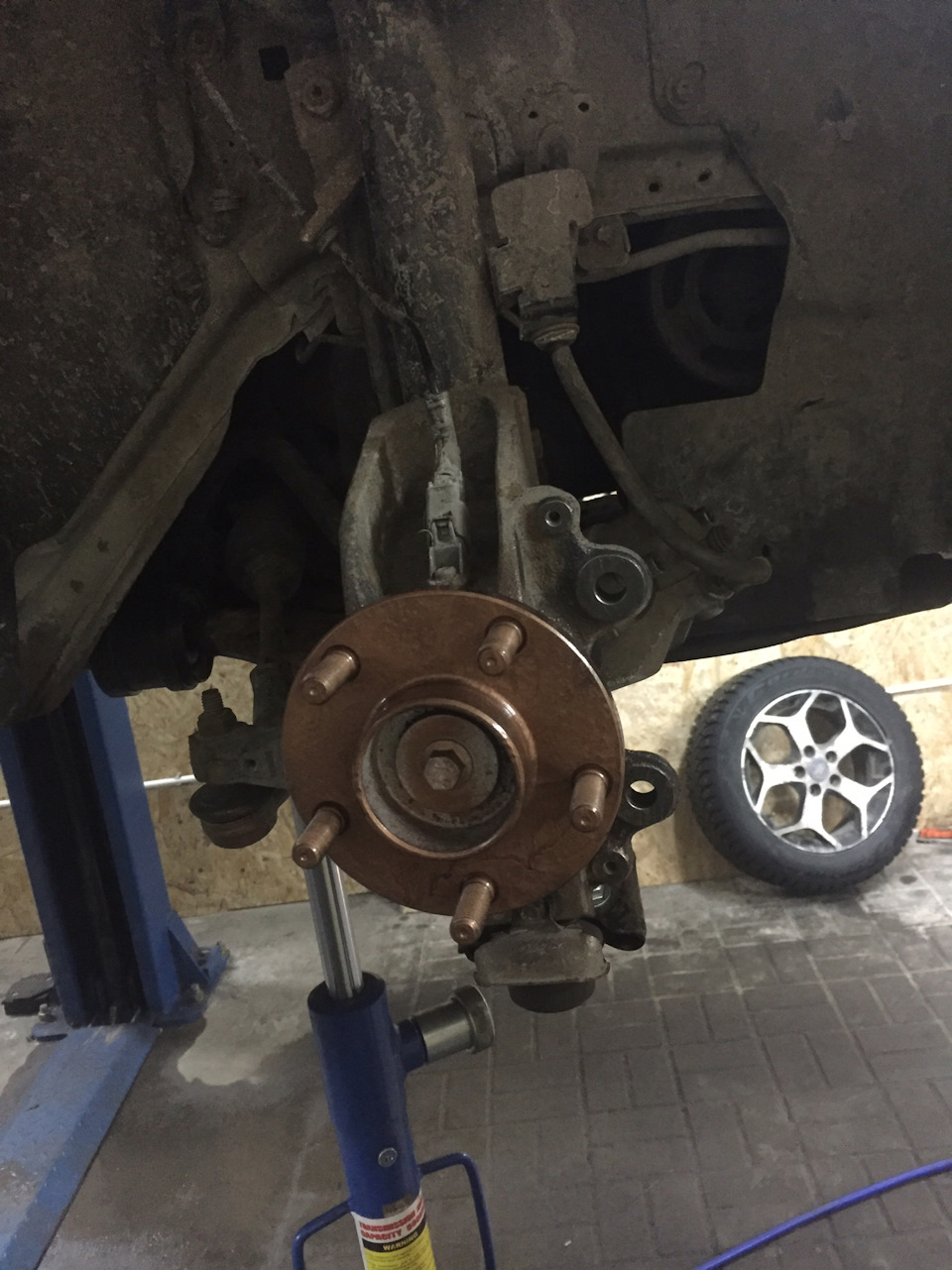 При замене шаровой, почистил посадочные места ступицы и колеса — DRIVE2