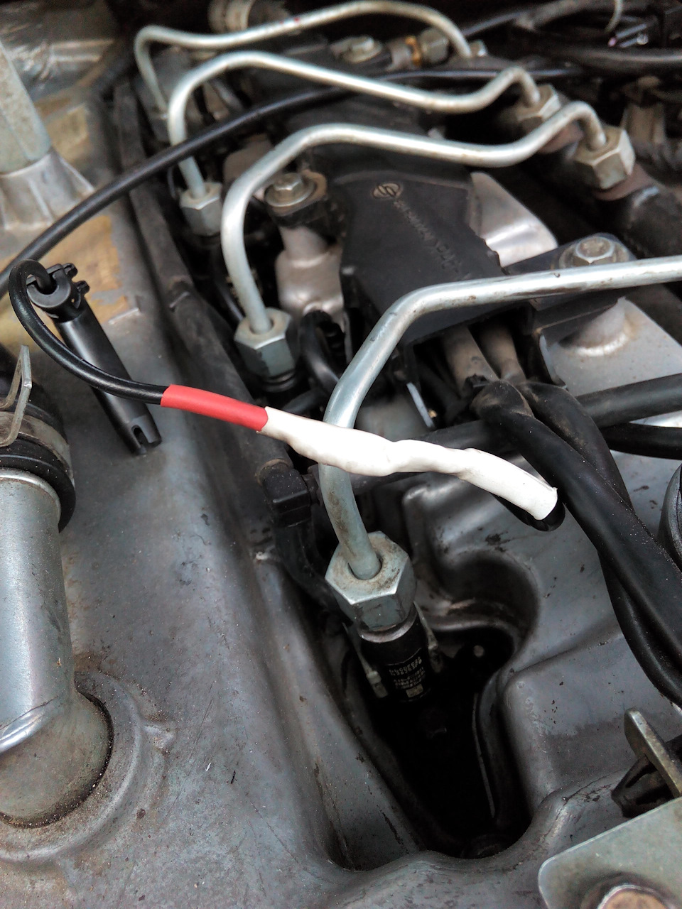 Соединяю новую фишку с родной проводкой. Провода одного сечения. Сверху термоусадкой, и поверх неё ещё одна с заходом на оплётку родного провода. — SsangYong Actyon Sports (1G)