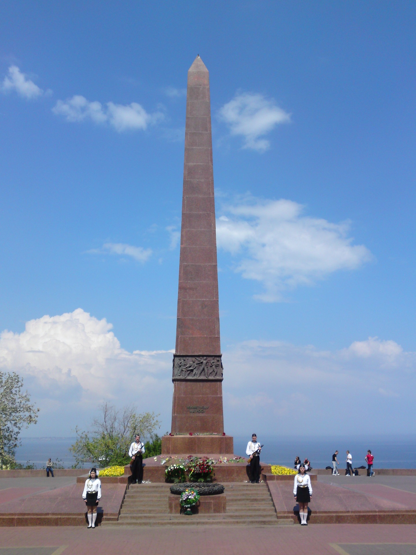 Что такое стела. Мемориал монумент стела Обелиск. Стела Ставрополь монумент.