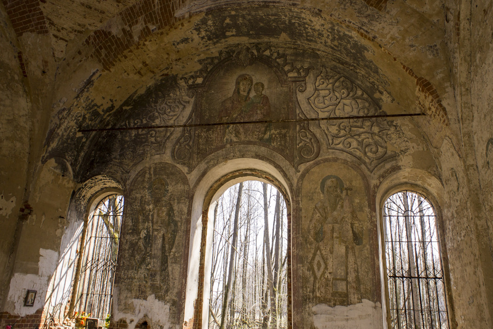 А это внутри основного объема храма. Сохранились некоторые элементы росписи. — УАЗ 315195 Hunter