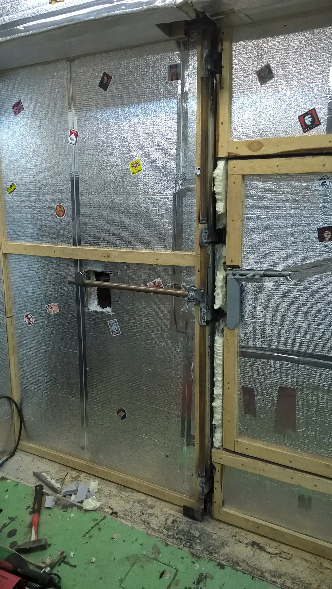 автоматические гаражные ворота с дистанционным управлением. кнопка открытия гаражные ворота. пульт на секционные ворота дорхан. электропривод секционных ворот алютех. распашные ворота с автоматикой бфт.